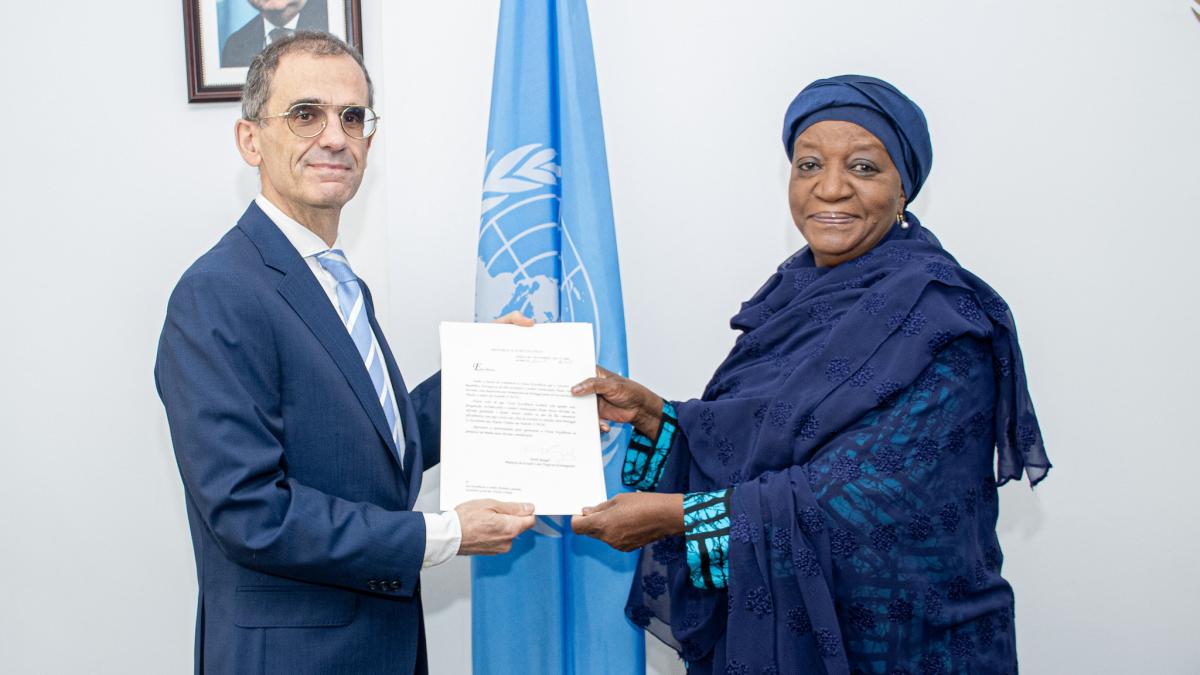 H.E. Paulo Neves Pocinho presenting credentials